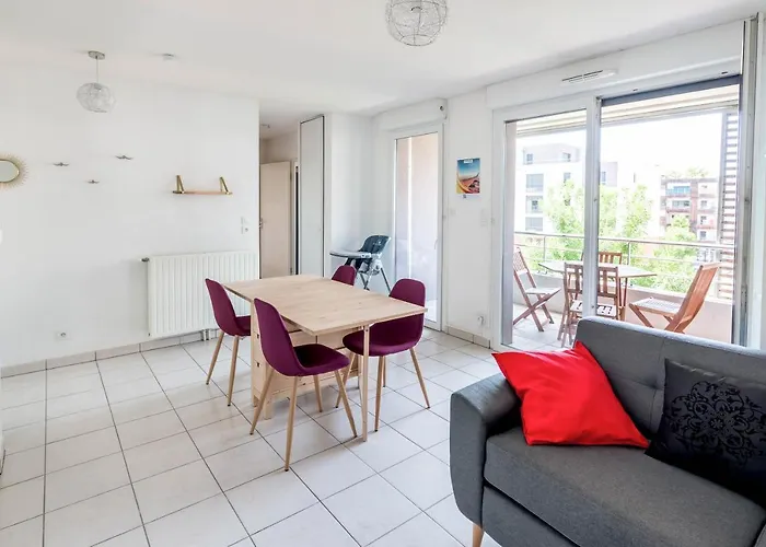 La Loge Du Minotaure, Parking Et Bureaux